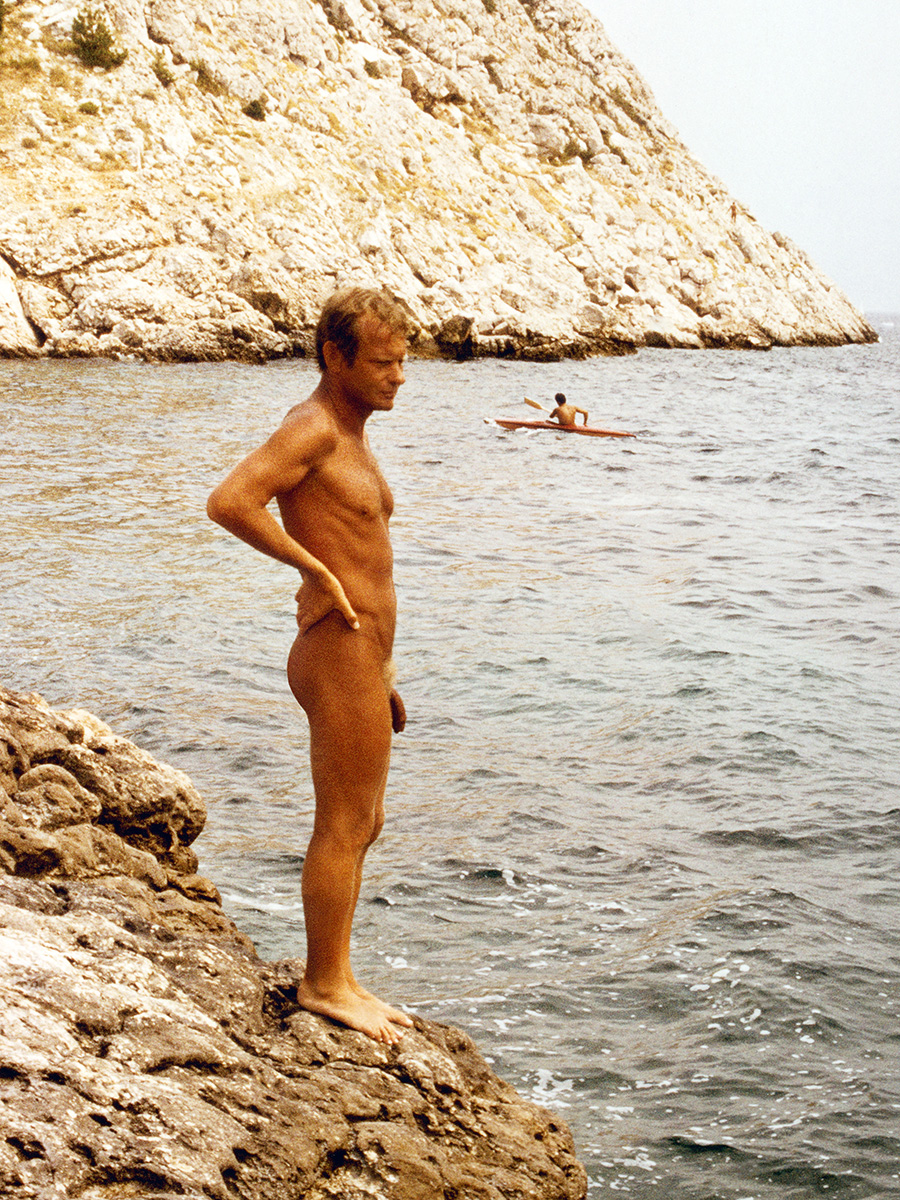 Naturismus - nackter Mann in freier Natur
